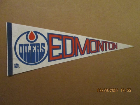 NHL Edmonton Oilers Vintage Circa 1985 Team Logo Hockey Pennant Cover