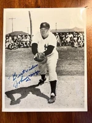EXCEPTIONAL VINTAGE 8X10 SIGNED PHOTO BY NY YANKEE HOF JOHNNY MIZE - Image 1 of 2