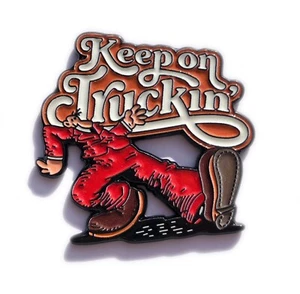 Broche solapa Keep On Truckin' clásico años 60 Grateful Dead SOMBRERO PIN - Imagen 1 de 6