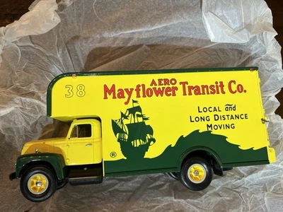 Camión modelo First Gear R-200 1957 International Mayflower furgoneta de mudanza Foto 1 de 3