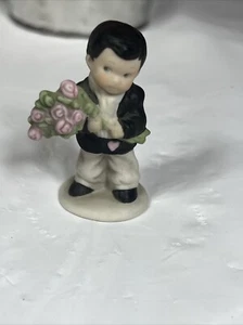 ENESCO BOY FIGURINE Flowers I KNOW HOW TO WIN A HEART 487708 - Picture 1 of 9