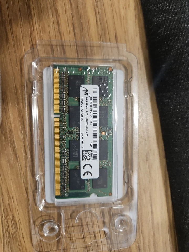 Módulo de memoria portátil Micron 8 GB 204 pines SO-DIMM DDR3LL (MT16KTF1G64HZ-1G6N1) Foto 1 de 1