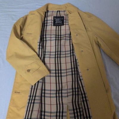 Gabardina Burberry amarilla con patrón de cuadros talla L para mujer Foto 1 de 4