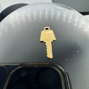 Colgante con dije de relajación llave para descansar de oro macizo de 14k / 0,45 gramos / 14,86 mm de largo - Imagen 1 de 8