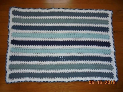 Manta afgana/a de ganchillo hecha a mano blanca con centros multicolores azules Foto 1 de 4