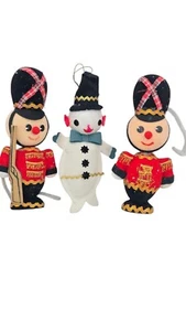 Vintage Kitsch beflockt und gefilzt Goldrand Weihnachten Soldaten Schneemann Ornamente - Bild 1 von 6