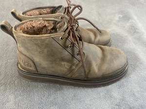 UGG Stivaletto Chukka Uomo Neumel Impermeabile 1120851 - Pelle Marrone - 9 US - Foto 1 di 9