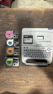 Paquete de impresora térmica y cartuchos de etiquetas Casio KL-750 - Imagen 1 de 3