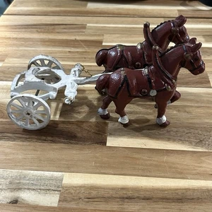 VINTAGE GUSSEISEN 2 CLYDESDALE ZAPFPFERDE FÜR DEN BIERWAGENRÜCKEN MIT AHK-RÄDERN - Bild 1 von 10