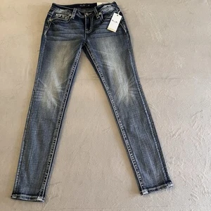 Jean Miss Me para mujer lavado oscuro bordado estrás elástico occidental talla 27 nuevo con etiquetas - Imagen 1 de 10