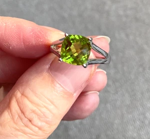 Checkerboard faceted cushion cut 2.32 cts peridot ring in sterling silver - Picture 1 of 10