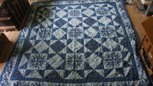 Trapunta vintage patchwork fatta a mano 84" x 84" quadrati geometrici blu e bianchi - Foto 1 di 9