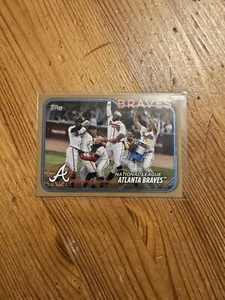 Topps 2024 Update #124 Atlanta Braves /2024 Gold National League Acuna/Freeman - Bild 1 von 2