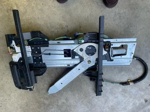 2601878C1 International Regulator Sub Assy Right With lock,handle,motor, - Bild 1 von 5