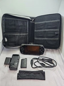 Paquete de sistema portátil Sony PlayStation PSP-1001 con batería y estuche adicionales, probado - Imagen 1 de 17