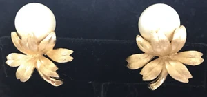 Vintage Krone Trifari Ohrringe große Kunstperlen und Blätter Clip auf goldfarben - Bild 1 von 3