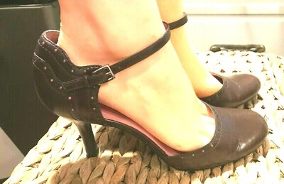 KENNETH COLE REACTION BROWN & PINK LEATHER "LEAD THE WAY" ANKLE STRAP PUMPS 9 - Image 1 of 4