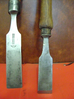 Ancien , Ciseau à bois ,1 grand fer 17x 13,5 cm  Peugeot Frères  1 fer 11 x 3 cm - Photo 1/4