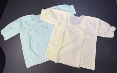 Lote de 2 camisas de bebé vintage amarillo pálido y verde bordadas pintuck 0-3 meses Foto 1 de 4