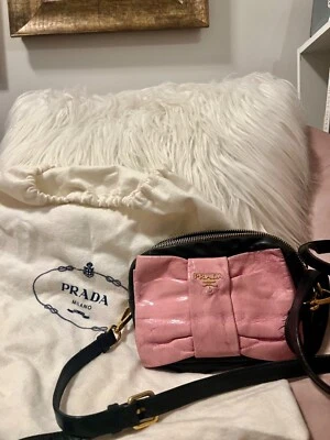 Bandolera Prada Nappa negra con lazo rosa (usada) - moderadamente usada Foto 1 de 3
