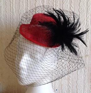 Negro Velo Pluma Rojo Sinamay Mini Sombrero Top Fascinador Millería Boda - Imagen 1 de 3