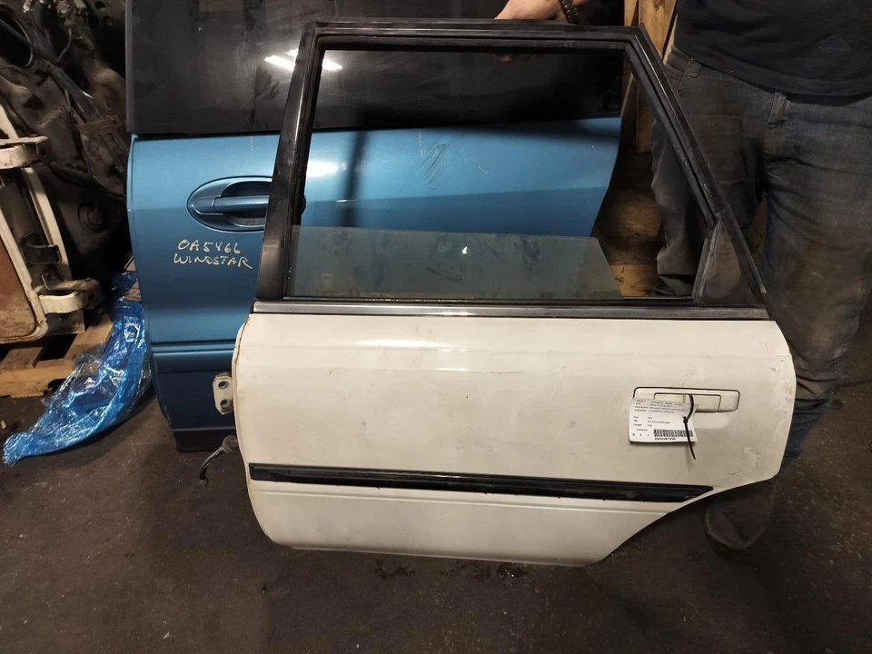 Used Rear Left Door fits: 1991 Toyota Camry SW electric windows w/bronze tint Re Foto 1 de 2