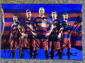 Foto mit Original Autogrammen Von Messi, Neymar, Iniesta, Suarez und Piquet - Bild 1 von 1