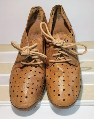 Zapatos Oxford para mujer Born Dallyce de cuero a lunares recortados con láser con cordones talla 8 M Foto 1 de 4