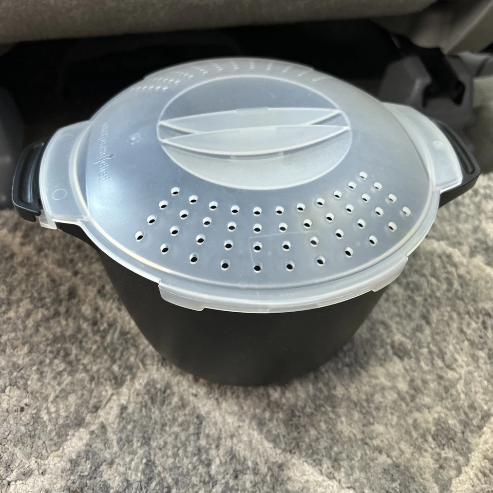 Pampered Chef 2 QT 8 cup MICRO-COOKER Bowl w/ Lid - Image 1 of 4