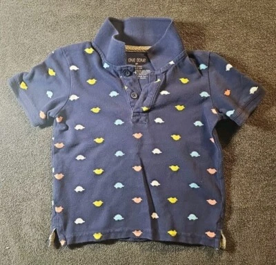Polo de algodón azul oscuro con dinosaurios multicolores Okie Dokie para niños pequeños 2T Foto 1 de 4