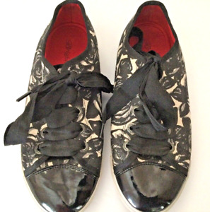 Brighton Sketch Sneakers 8B White & Black with Black Ribbon Shoelaces Flats