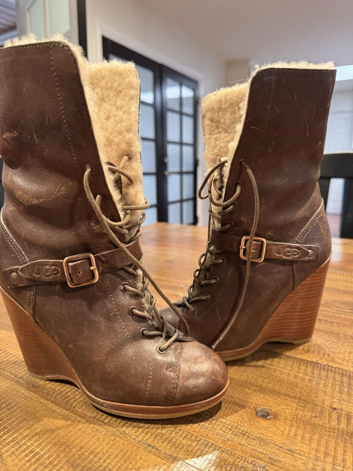 BOTA DE INVIERNO UGG TACÓN DE CUÑA FORRADA SHERPA CON CORDONES MARRÓN Foto 1 de 4