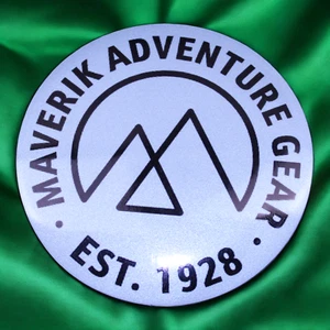 Imán de refrigerador Maverik Adventure Gear Est. Reflectante 1928 - Imagen 1 de 3