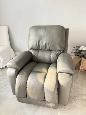 La-Z-Boy Recliner- GREYSON - Image 1 of 4