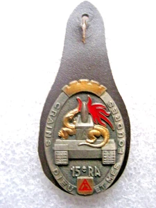 INSIGNE + CUIR  ARTILLERIE LE 15° R.A  FAB. Y. DELSART ETAT SUP (VARIANTE) - Picture 1 of 3