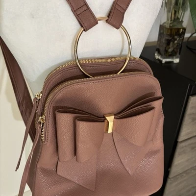 Mochila Cartera Like Dreams con lazo malva herrajes dorados correas ajustables Foto 1 de 4