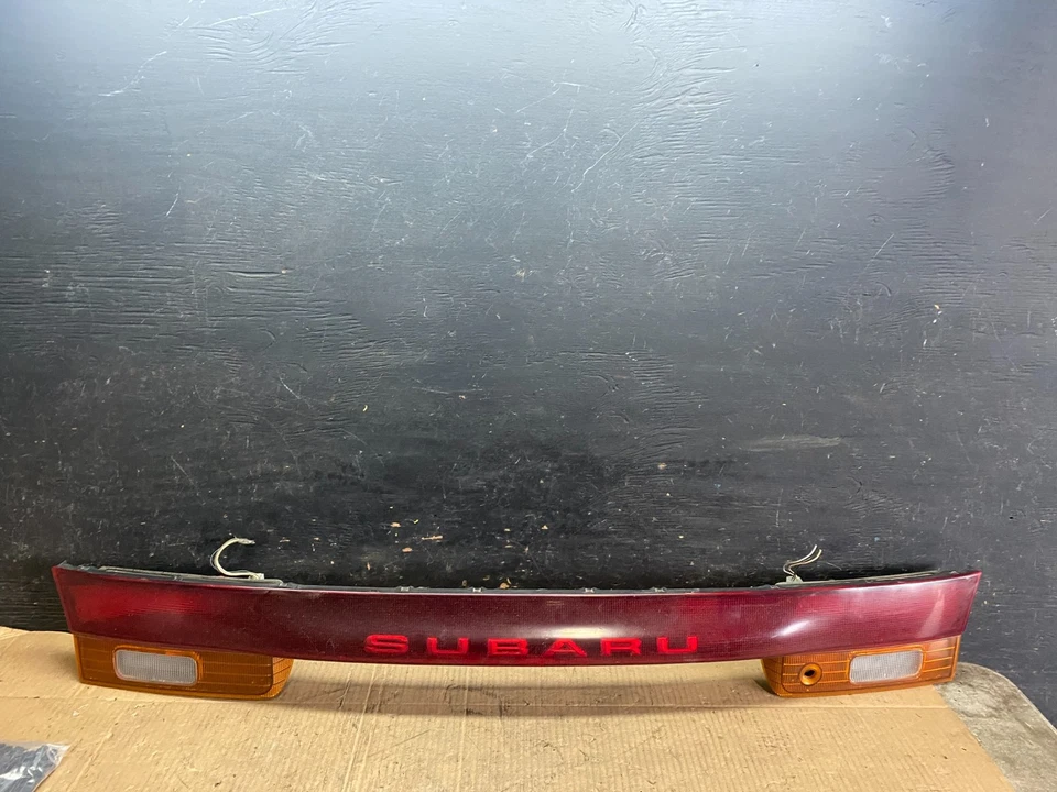 Panel de luz trasera central montado en el maletero Subaru Legacy Wagon 1995 a 1996 R7908 DG Foto 1 de 4