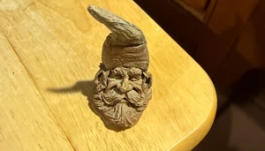 Vintage geschnitzte Skulptur von Stephen Herrero "Nicken" Baumknoten Mann SAGT "KATZENMINZE" - Bild 1 von 4