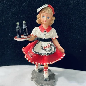 Figurina Madame Alexander Coca-Cola Carhop "Doll Face" #474 alta 6" - Foto 1 di 10
