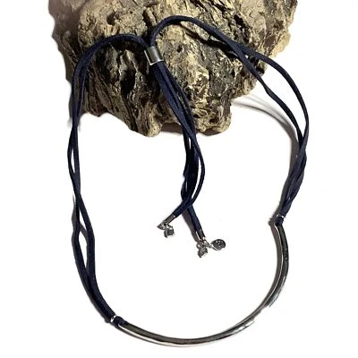 Collar Chloe + Isabel Azul Marino Gamuza Cuero Cordones Ajustables Foto 1 de 4