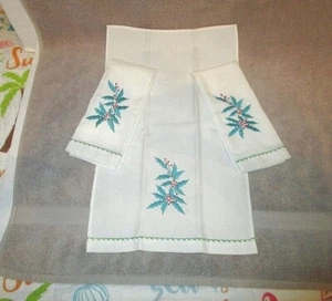 Vintage Christmas Linen Napkins Set Of 3 Hand Embroidered Holiday Holly Berries - Picture 1 of 8