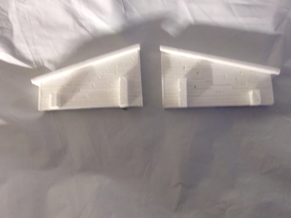 N Scale Angled Retaining Walls 1-Left, 1-Right Sold as a Pair - Imagem 1 de 4