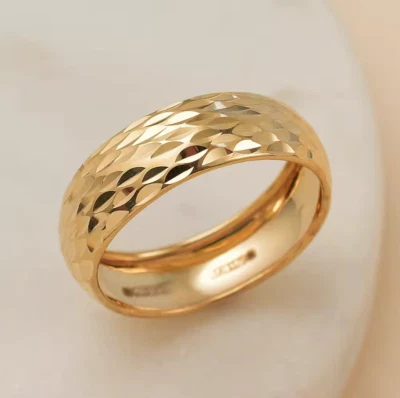 9ct Yellow Gold Diamond Cut Wedding Band Ring Italian Made - Size K - Image 1 of 4