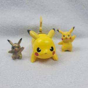 Pokémon Pikachu Figuren Gelb und Gold Mini Figuren Konvolut 3 Stück - Bild 1 von 6