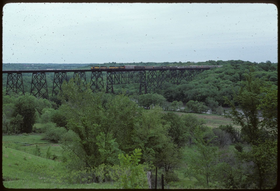 BH.B12.CNW219 Original Colour Slide CNW Freight Train at Boone, IA 1986 — 第 1/1 张图片