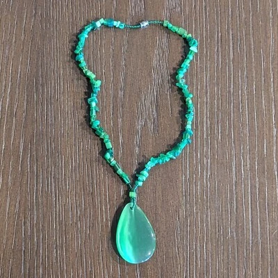 Collar colgante piedra lunar verde y astillas de piedra cierre de barril Foto 1 de 4