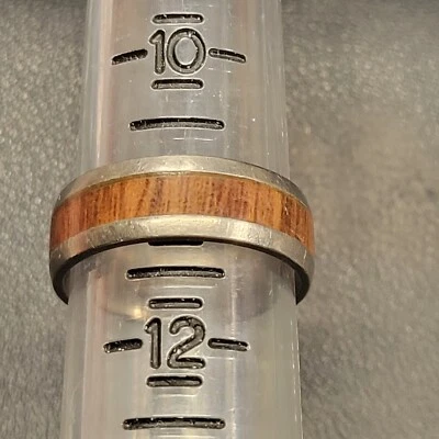 Anillo de banda de titanio para hombre - incrustaciones de madera con púas - talla 11 Foto 1 de 2