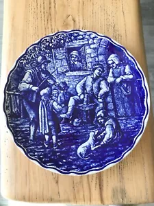 Piatto da parete sospeso Delft Boch Belgio 9 3/4 blu cobalto violinista bambino cane - Foto 1 di 7