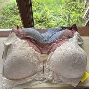 Lotto 3 reggiseni sportivi coppa pizzo chiusura frontale taglia 2XL grigio, rosa, beige senza fili  - Foto 1 di 6