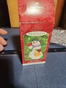 Neu - 2000 Snow Buddies #3 - Hallmark Ornament QX6654 - Schneemann mit Kardinälen - Bild 1 von 4